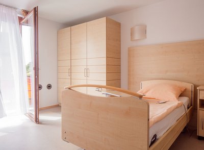 Warme Töne der Möbel